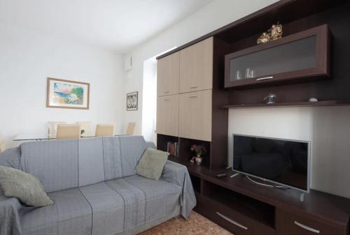 莱万托I Venti的带沙发和平面电视的客厅