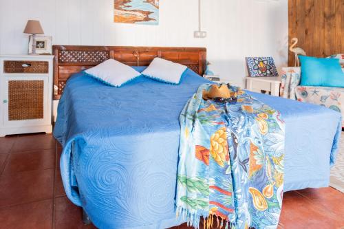 MajanichoCabin in front of idyllic majanicho beach的一张蓝色床罩