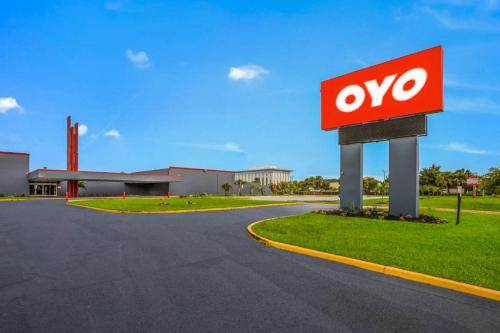 奥兰多OYO Hotel Orlando Airport的道路上氧气站的标志