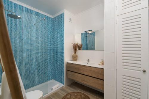 拉戈斯Amazing Beach House with Balcony (Free WI-FI)的浴室配有卫生间、盥洗盆和浴缸。