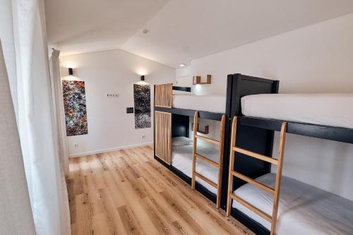 英雄港Volcanic Boutique Hostel的一间小房间,配有双层床和木地板
