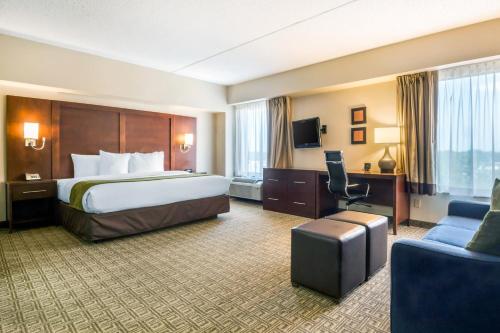 阿弗内尔阿弗奈尔康福特套房酒店的酒店客房设有一张大床和一张沙发。