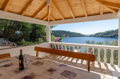 布拉托Panoramic Apartments Anić的湖景用餐室配有桌子