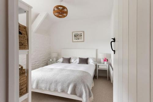Noss MayoNo 9 Rowden的白色的卧室配有白色的床和镜子