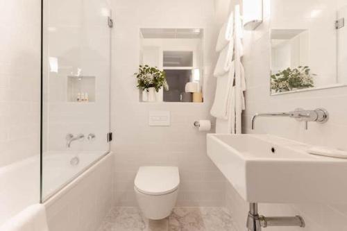 Noss MayoNo 9 Rowden的白色的浴室设有卫生间和水槽。