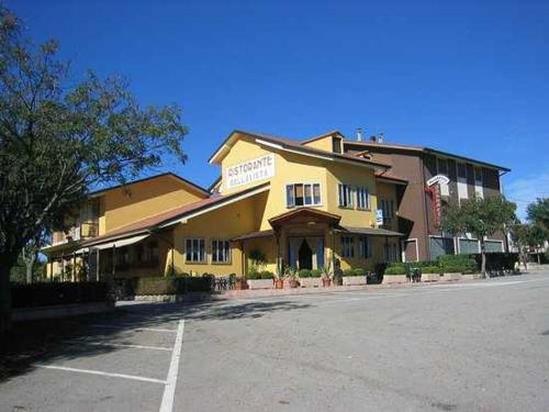 San Mauro di SalineCase VR Holiday Appartamenti Bellavista的停车场里一座黄色的大建筑
