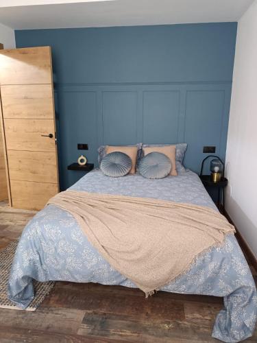 马尔皮卡Apartamento Solpor的一间卧室配有一张蓝色墙壁的床