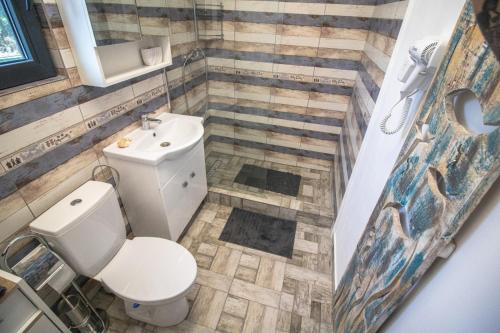 瓦杜Flip Flop Bungalows的一间带卫生间和水槽的浴室