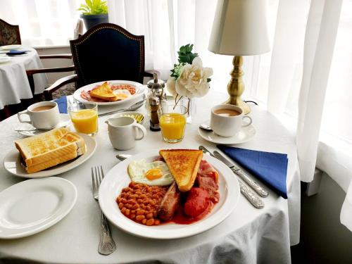 布莱克浦布鲁克林酒店的包括鸡蛋香肠豆和烤面包的早餐桌