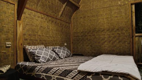 特特巴图Girang Rinjani Bungalows的卧室配有一张床