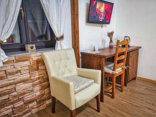 普利特维采村伊特诺花园高级旅馆的客房设有书桌、椅子和桌子。