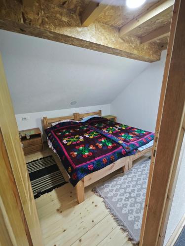 莫伊科瓦茨Mini Garden的一间小房间的卧室,配有一张床铺