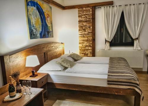 普利特维采村伊特诺花园高级旅馆的一间卧室配有一张床和一张带台灯的桌子