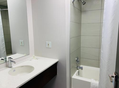 法蒂玛马德琳诺特城堡酒店的白色的浴室设有水槽和淋浴。
