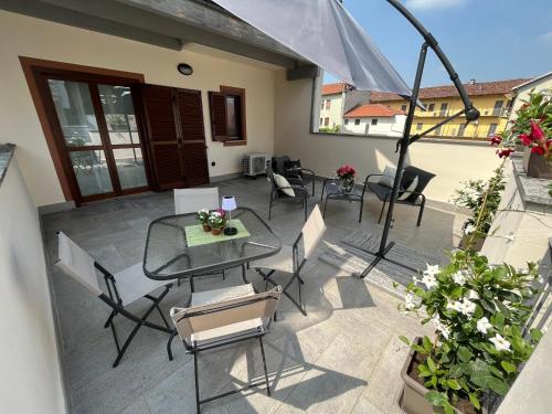 基瓦索Only Time- Luxury Comfort House的庭院配有桌椅和遮阳伞。