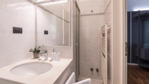 朱利亚诺瓦VILLA NINETTA 10&1, Emma Villas的白色的浴室设有水槽和淋浴。