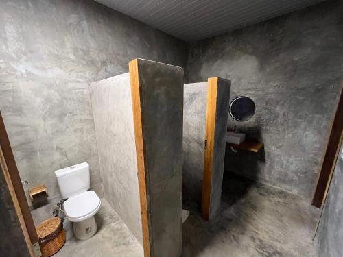 新艾朗Local Hostel Novo Airão的一间带卫生间和卫生纸分配器的浴室