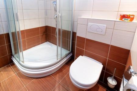 杜丁西ONYX Penzión的一间带卫生间和玻璃淋浴间的浴室