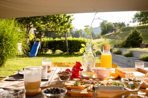 佐尔尼耶戈迪Modern house T&D for 7 pax with spacious garden的一张野餐桌,上面有食物和饮料