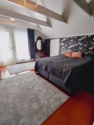 波里Villa Vihreä Yyteri的一间卧室配有一张床和一张大地毯