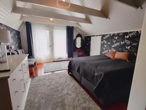 波里Villa Vihreä Yyteri的一间卧室设有一张床和一个大窗户