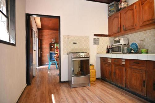 圣安娜Hostal Natural的厨房配有水槽和炉灶 顶部烤箱