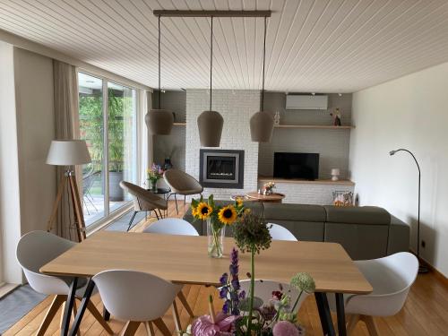聚滕达尔Vakantiewoning De Papendaler的用餐室以及带桌椅的起居室。