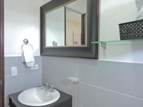 巴兰基亚Apartahotel Baq Suite 44的一间带水槽和镜子的浴室