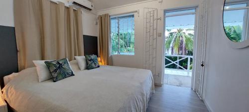 蓝海湾Blue Paradise的一间卧室配有一张带两个枕头的床