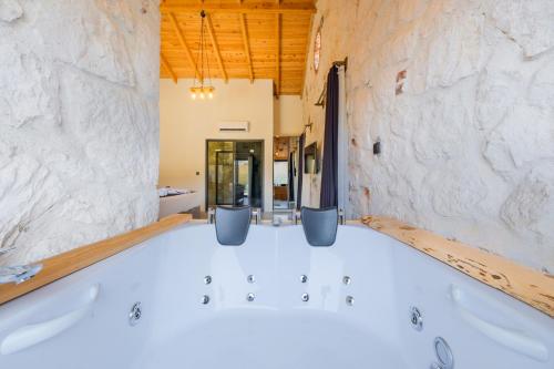费特希耶Fethiye Villa Ka Exclusive 2的石墙客房内的浴缸