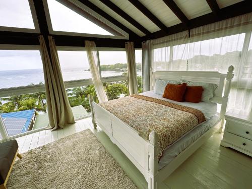 西区MIRAMAR SUITES的一间卧室设有一张床,享有海景