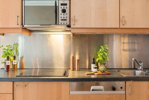 奥斯陆Super-central and attractive Apartment的厨房配有水槽和微波炉