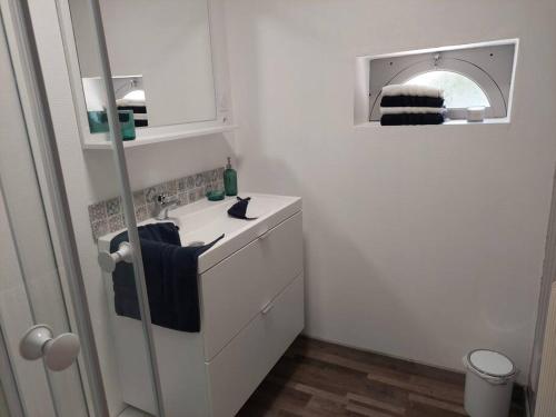 吕讷Le Cadran的白色的浴室设有水槽和镜子