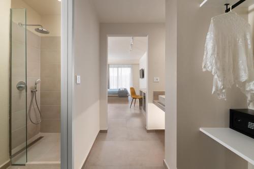 拉多斯橄榄园酒店的一间带步入式淋浴间和玻璃门的浴室