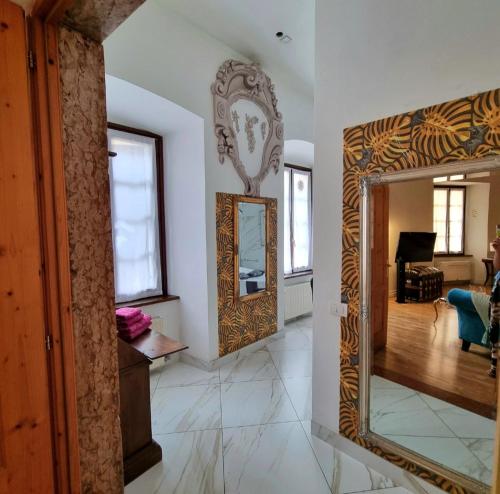 阿科梦想生活公寓的带镜子的房间和客厅