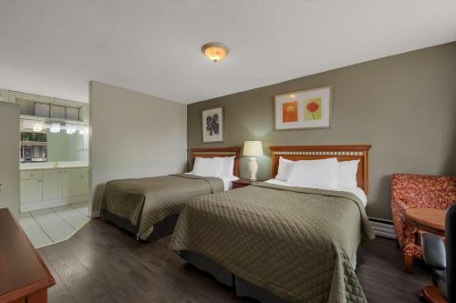 伯灵顿骑士旅馆伯灵顿的酒店客房带两张床和厨房