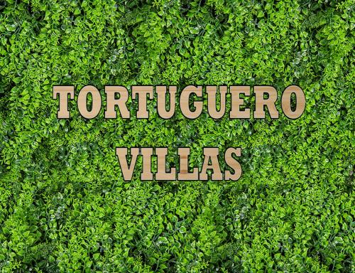 托尔图格罗Tortuguero Villas的绿色灌木上图特洛科别墅的标志