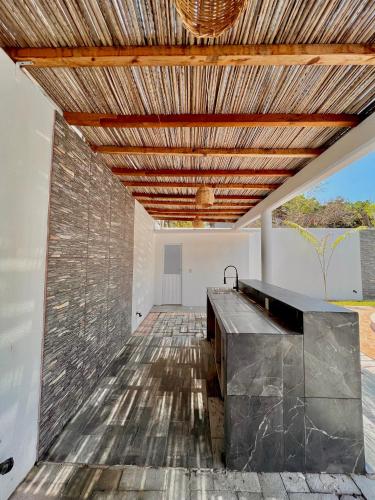 埃斯孔迪多港Residencia en el centro de Puerto Escondido的厨房设有石墙和木制天花板