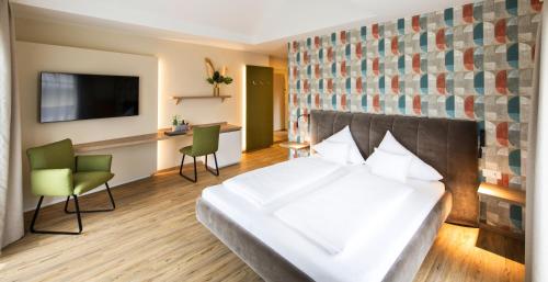 瓦兹瓦兹和美瑞驰酒店的酒店客房带一张床、椅子和电视