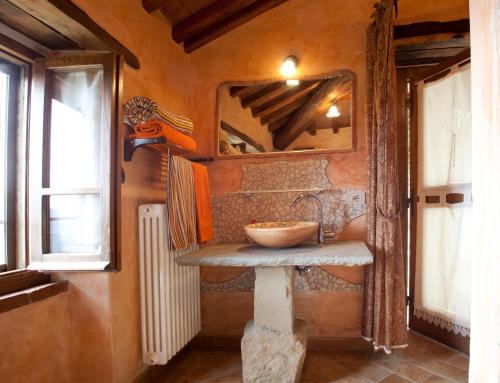 阿雷佐Agriturismo D'ambiano的一间带水槽和镜子的浴室