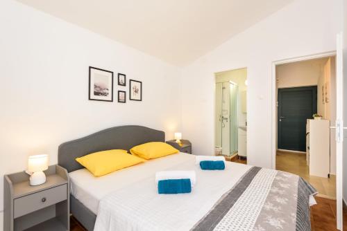 克勒克Holiday Home Laumar的一间卧室配有黄色和蓝色枕头的床