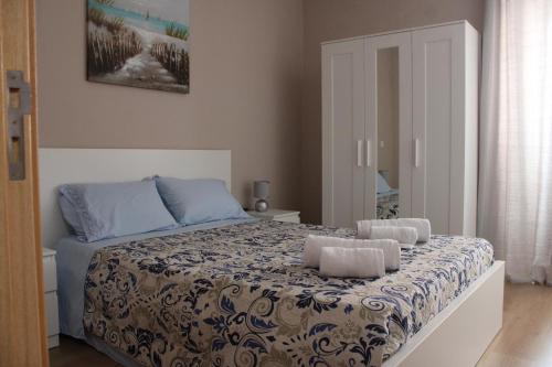 Castelo BrancoCantinho da Ribeira的一间卧室配有一张带蓝色枕头的床。