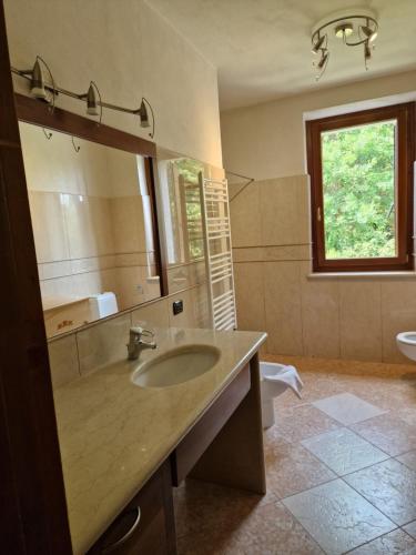 圣塔布罗焦迪瓦尔波利切拉"Cortela"的一间带水槽、镜子和卫生间的浴室