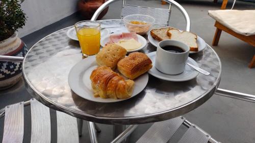 卡皮亚德尔德尔蒙特波萨达阿波尔旅馆的桌上的盘子,包括咖啡和面包