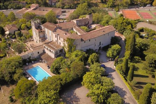 卢河畔拉科尔L'Abbaye Hôtel的享有带游泳池的房屋的空中景致