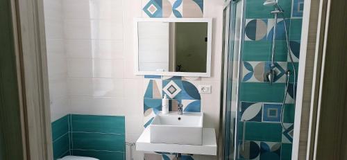 加埃塔Vico 18的一间带水槽和镜子的浴室
