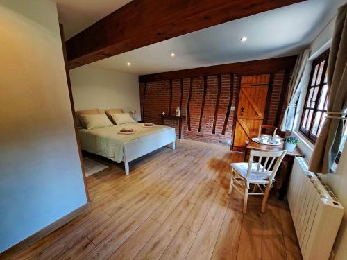 La CalotterieLe Bois d'Albran的一间卧室配有一张床,铺有木地板