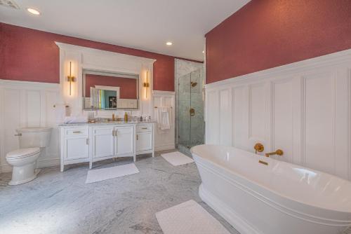 普韦布洛Orman Mansion - Pueblo's Most Luxurious Stay!的带浴缸、卫生间和盥洗盆的浴室