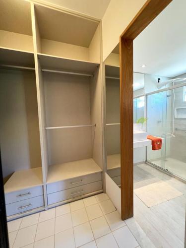 萨尔瓦多Casa de praia no Flamengo的带淋浴的浴室,配有步入式衣柜