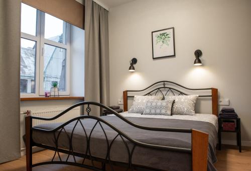 里加Friends and Family Vacation Apartments的一间卧室设有一张床和一个窗口
